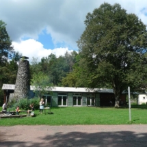 Taghaus mit Spielwiese, Hartplatz und Grillstelle; rechts Leiterhäusle