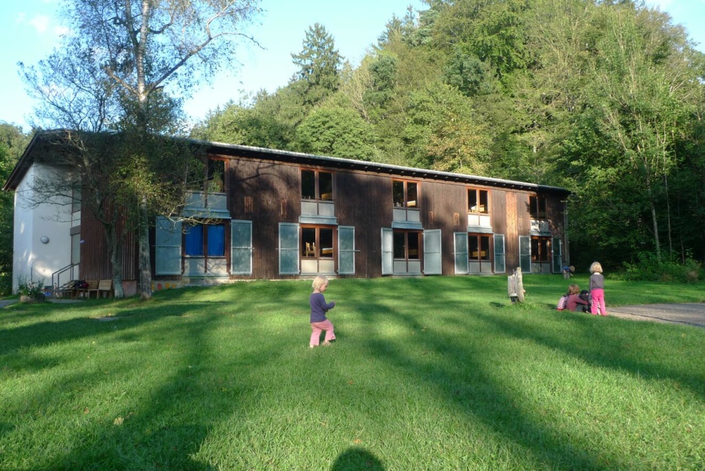 Nachthaus mit Spielwiese