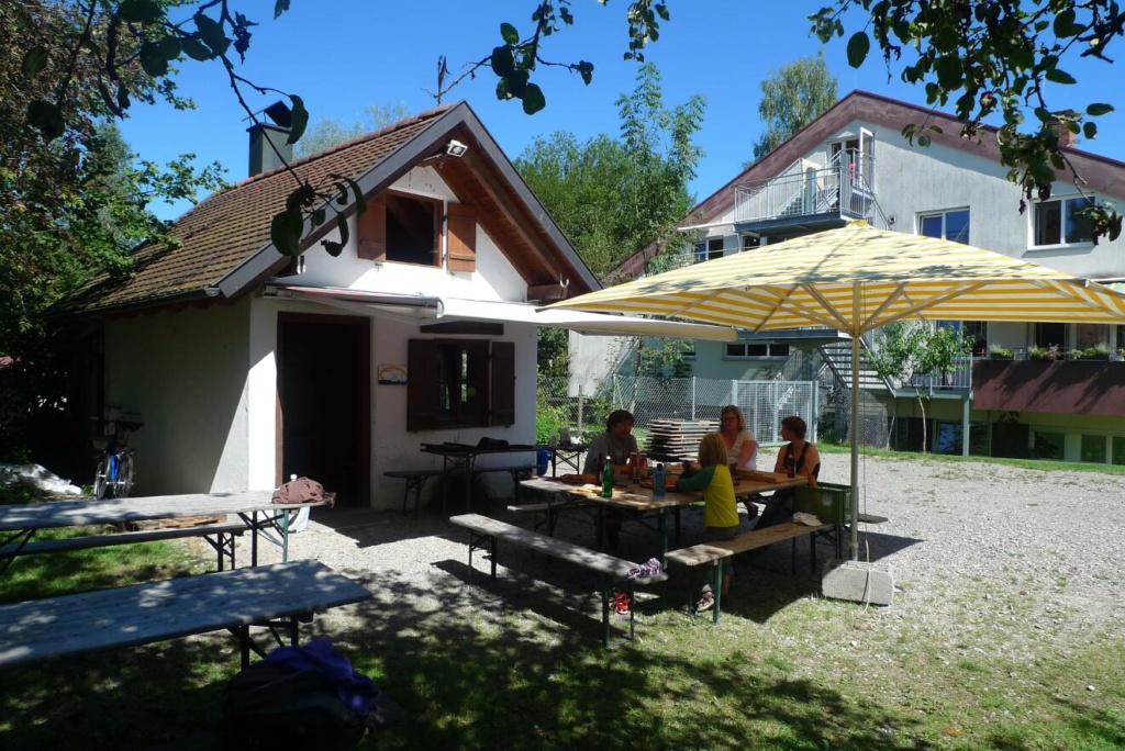Holzbackofen auf dem Wohnheimsareal der Haslachmühle
